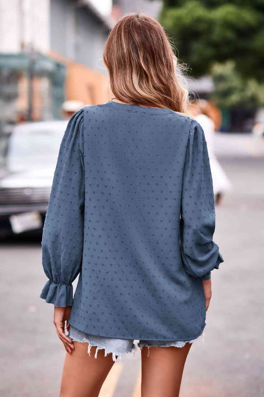 Blusa con mangas con volante y cuello con muescas de lunares suizos