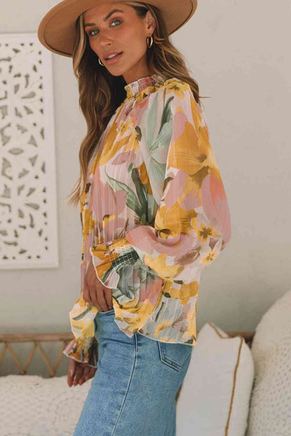 Blusa plisada con cuello simulado y estampado floral