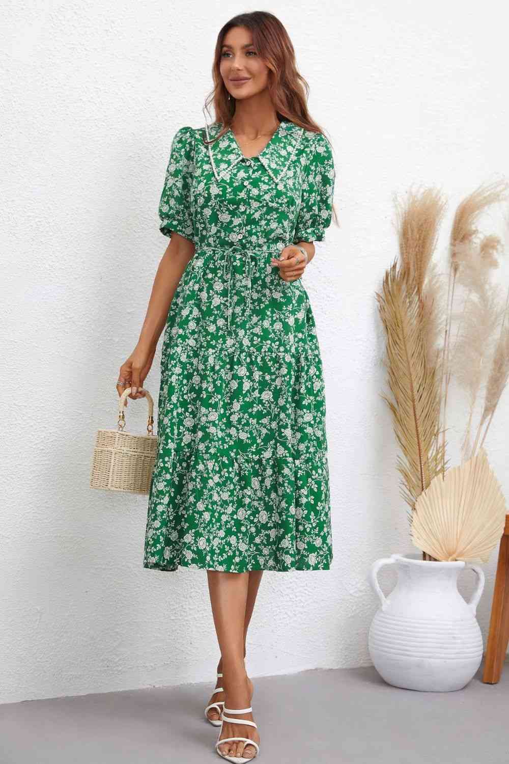 Robe mi-longue florale à manches bouffantes et taille nouée