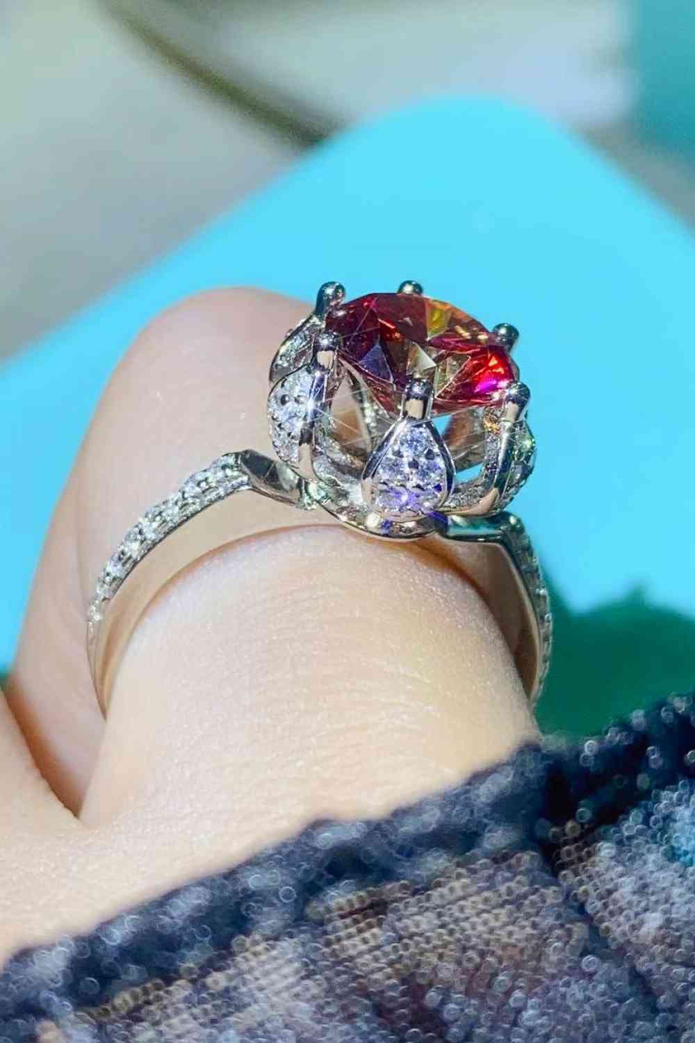 Bague à 6 griffes en moissanite de 2 carats en feu de phénix