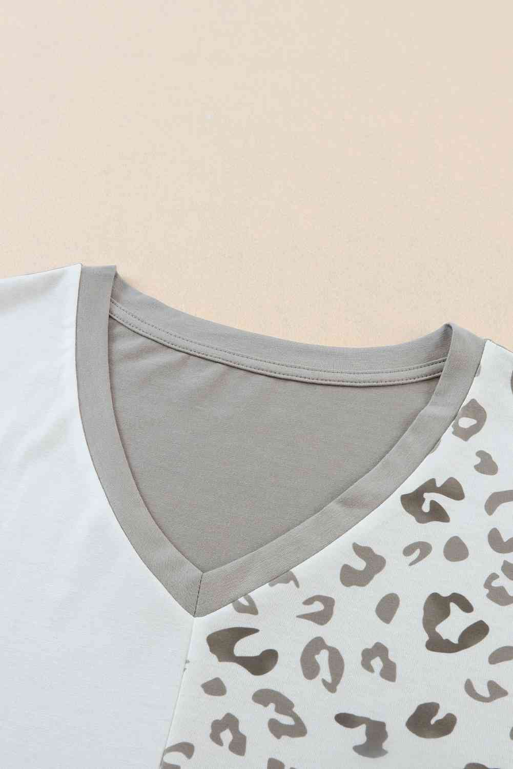 Camiseta con cuello en V y estampado de leopardo de talla grande