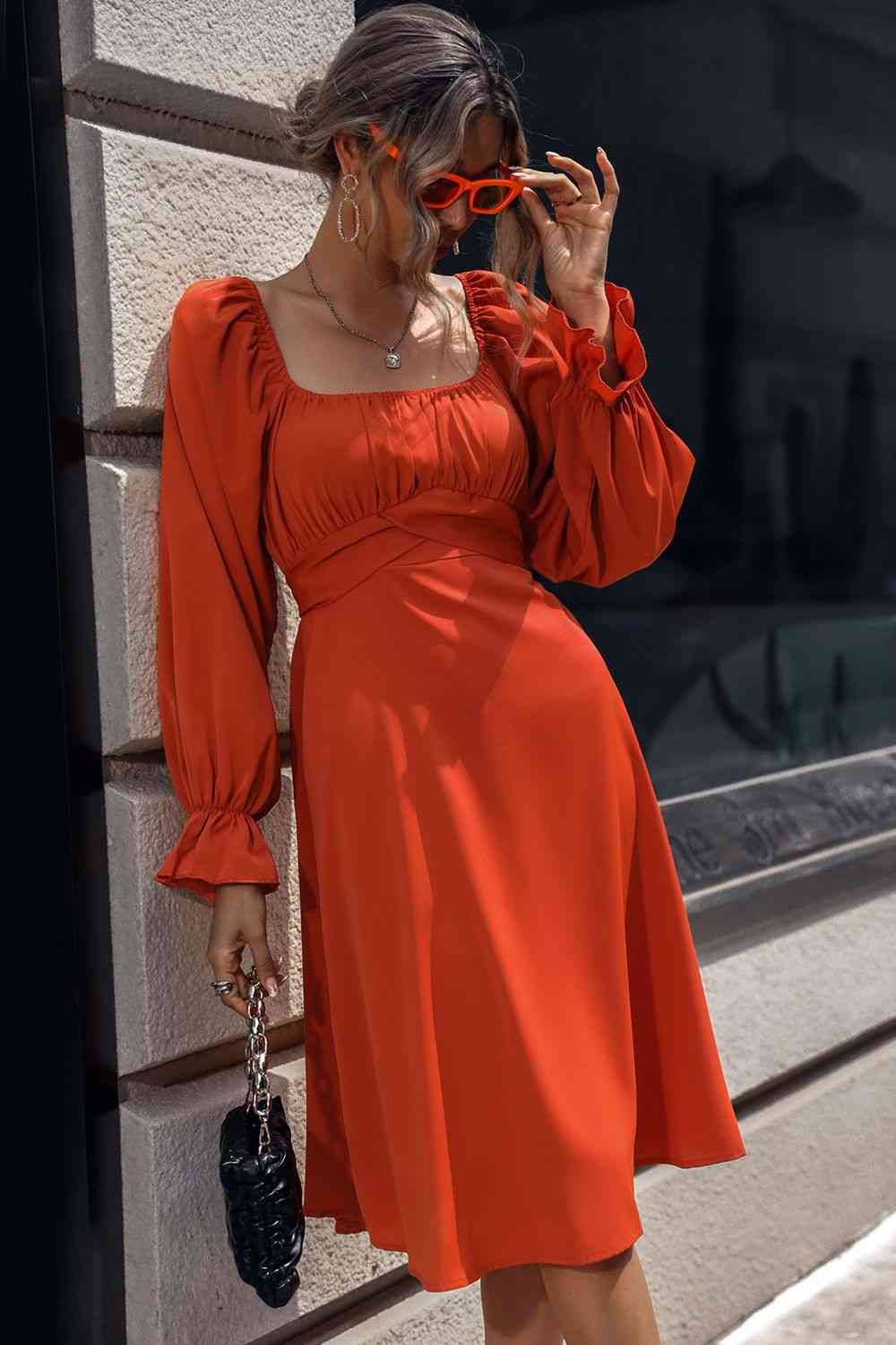 Vestido midi con cuello cuadrado y mangas con volantes