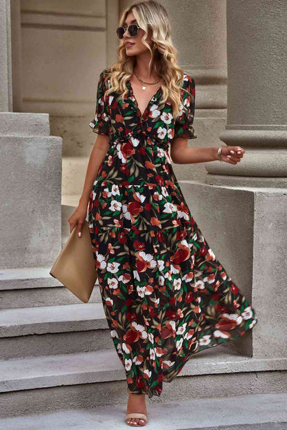 Vestido floral de manga corta con volante y cuello en V