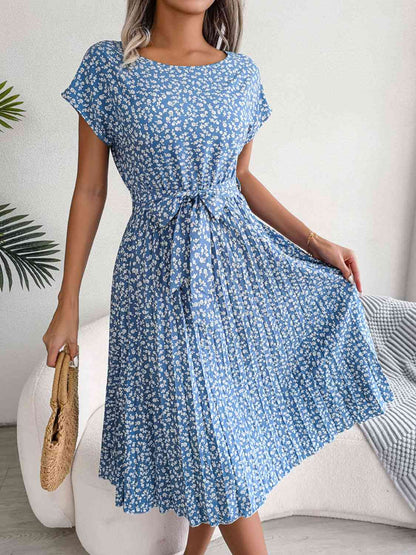 Robe plissée à petites fleurs et ceinture