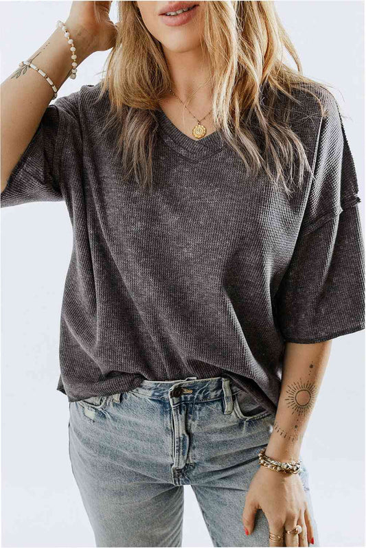 Camiseta con cuello en V y hombros caídos