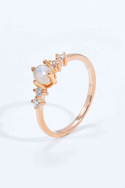 Anillo con piedra lunar natural y circonitas bañadas en oro rosa de 18 quilates