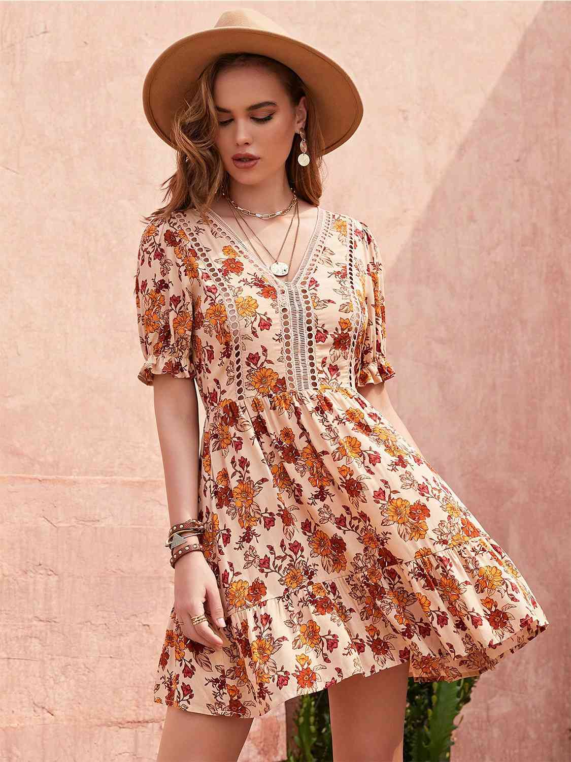 Vestido floral con cuello en V y mangas con volantes