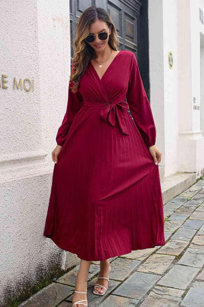 Robe longue plissée à surplis et manches longues