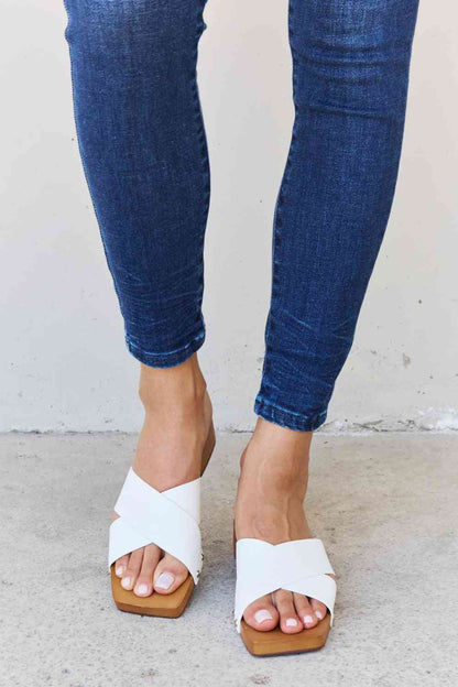 Weeboo Step Into Summer Mules sabots en bois Criss Cross en blanc