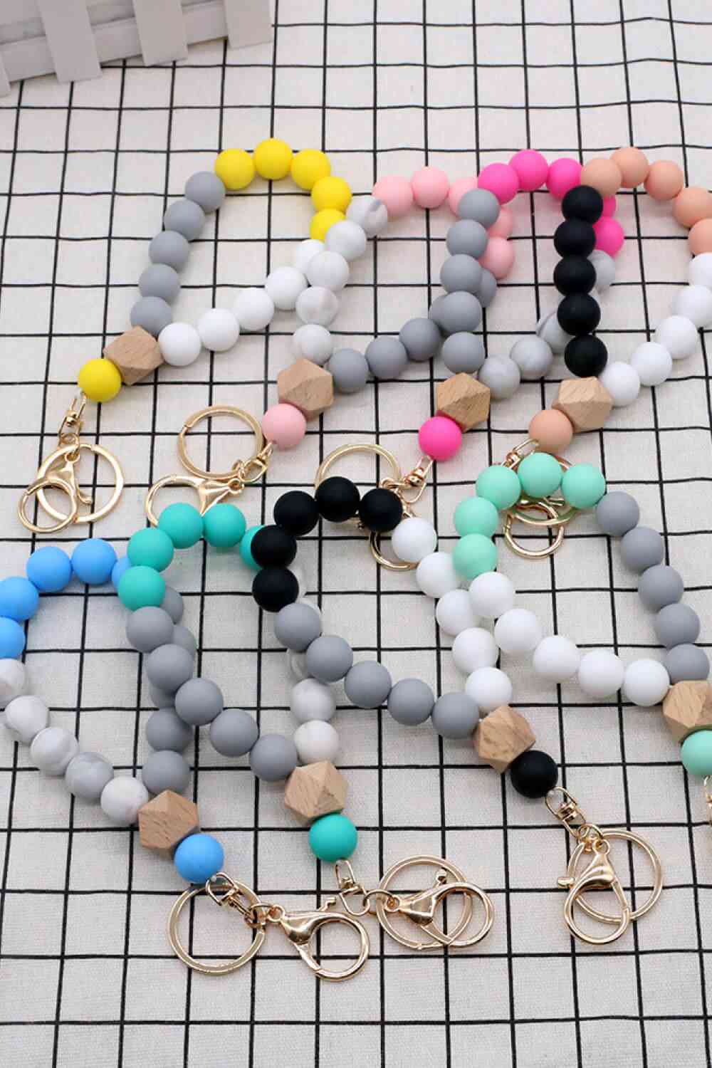 Surtido de 2 llaveros de pulsera con cuentas multicolores