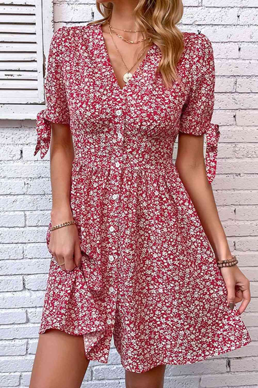 Vestido con botones delanteros y mangas abullonadas con estampado floral de florecitas