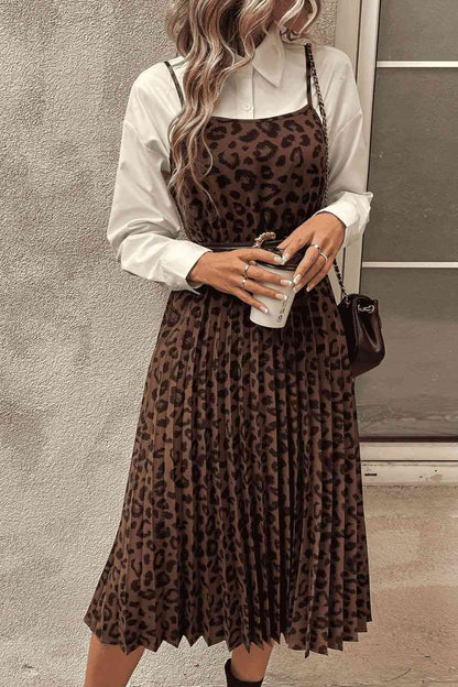 Vestido midi con tirantes finos y cuello recto con estampado de leopardo