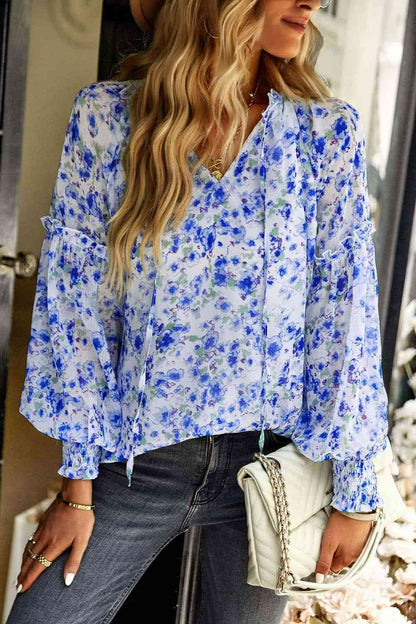 Blusa floral con cuello anudado y manga farol