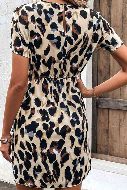 Vestido con cuello redondo y abertura en forma de cerradura con cinturón y estampado animal