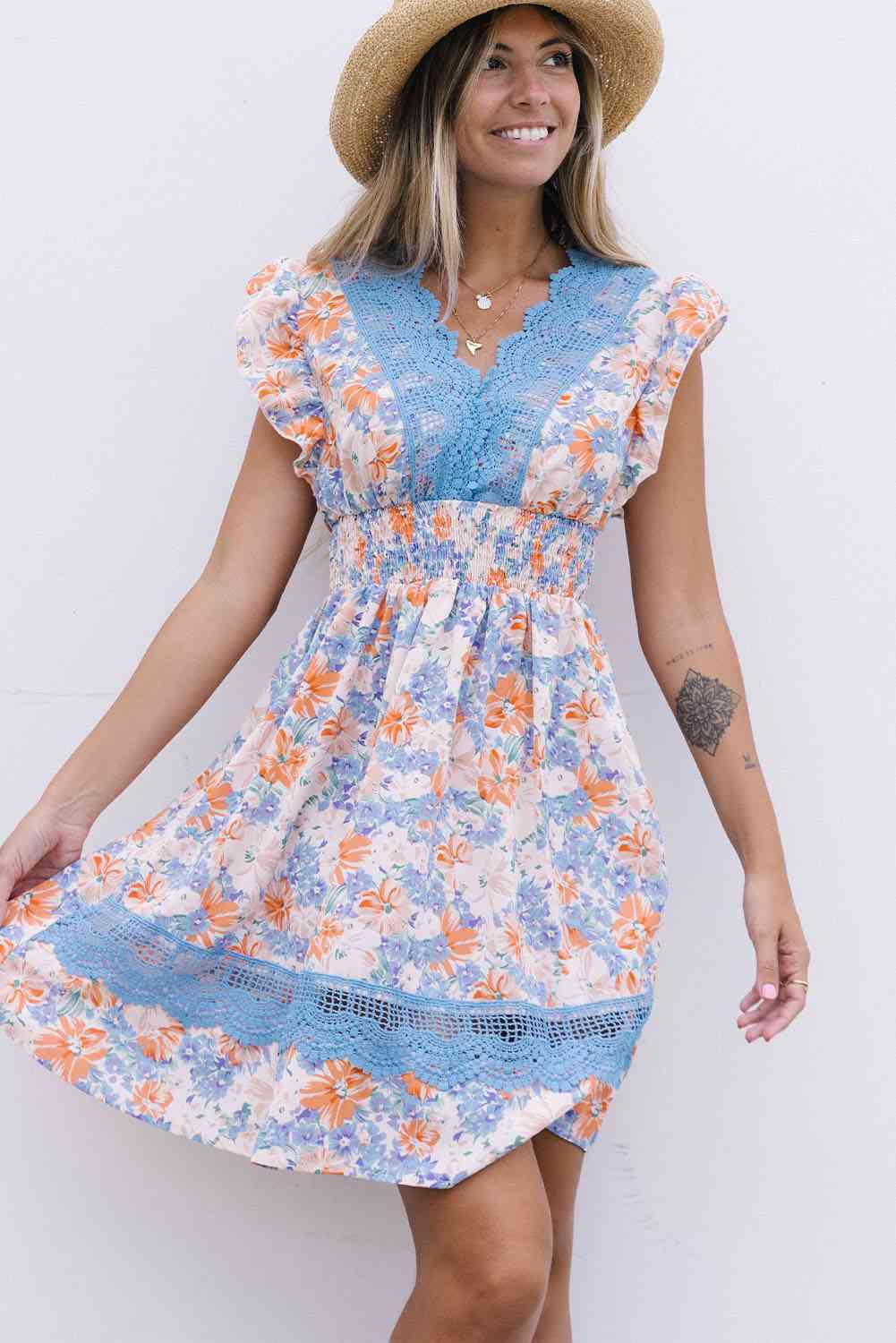 Robe florale en dentelle épissée à taille smockée