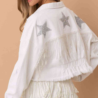 Chaqueta vaquera con detalle de flecos y dobladillo sin rematar con estrellas