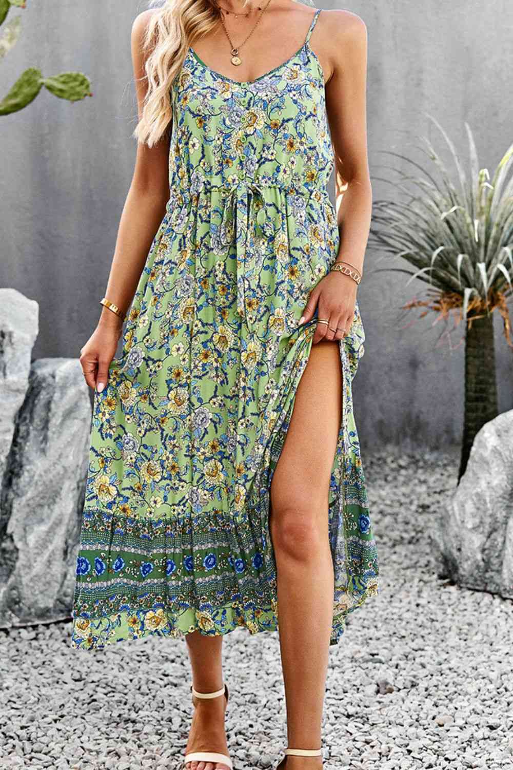 Vestido bohemio con tirantes finos y abertura con cordón