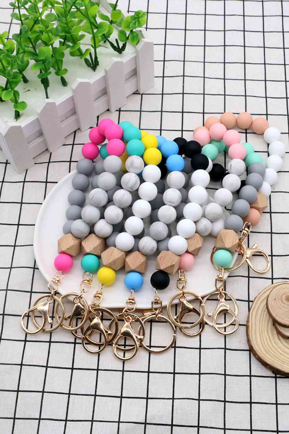 Surtido de 2 llaveros de pulsera con cuentas multicolores