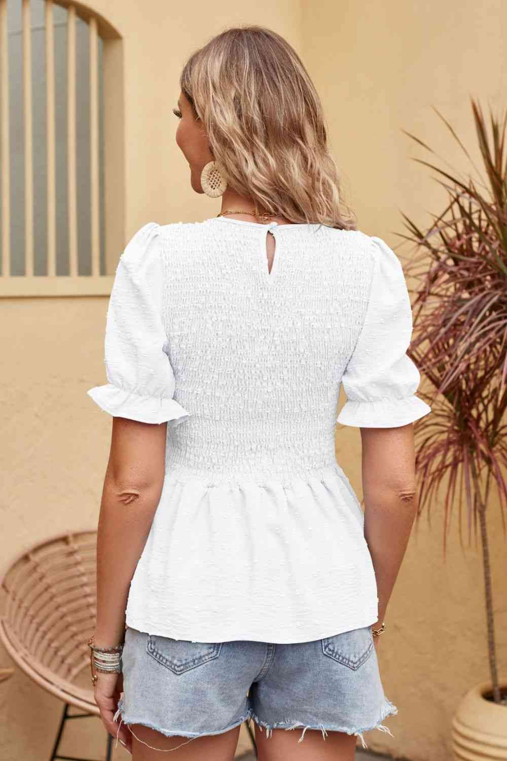 Blusa peplum fruncida con lunares suizos