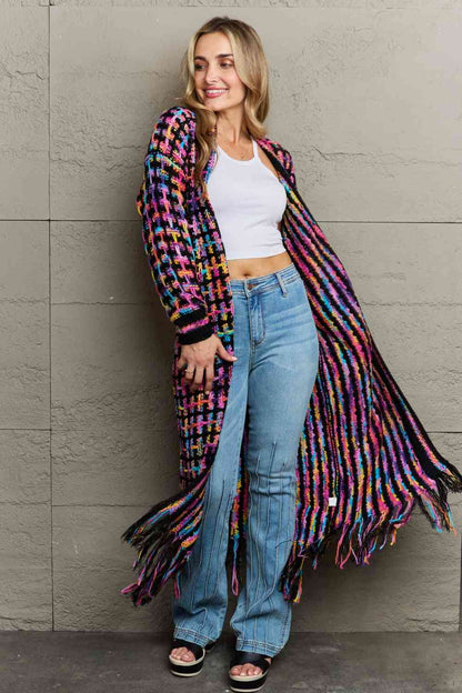 Cardigan multicolore ouvert sur le devant avec ourlet à franges