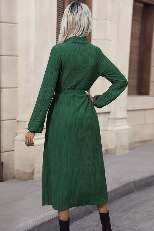 Robe texturée nouée à col et boutonnée sur le devant