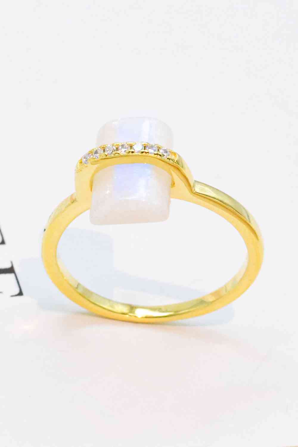 Anillo chapado en platino con piedra lunar natural