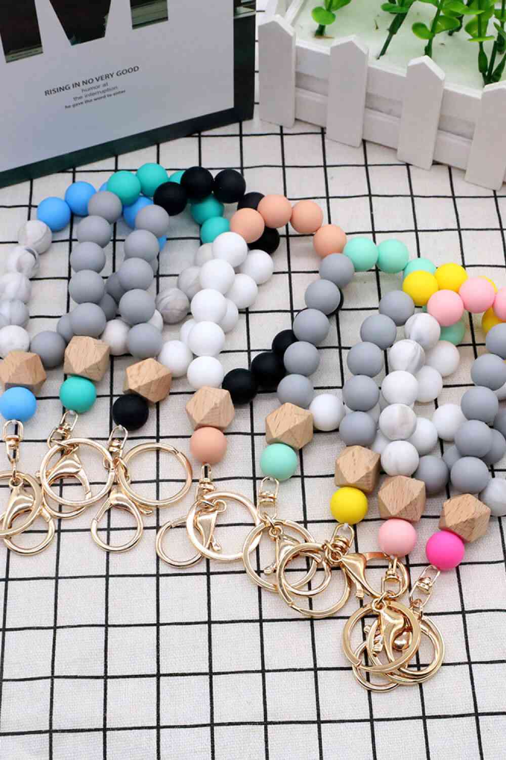 Assortiment de 2 porte-clés avec bracelet en perles multicolores