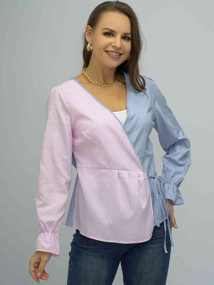 Blusa con mangas con volante anudada en contraste