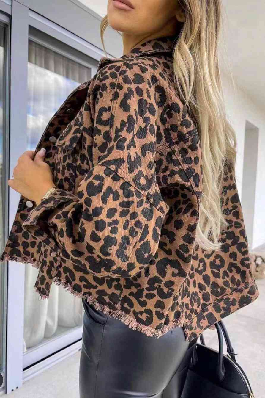 Chaqueta vaquera con dobladillo sin rematar de leopardo