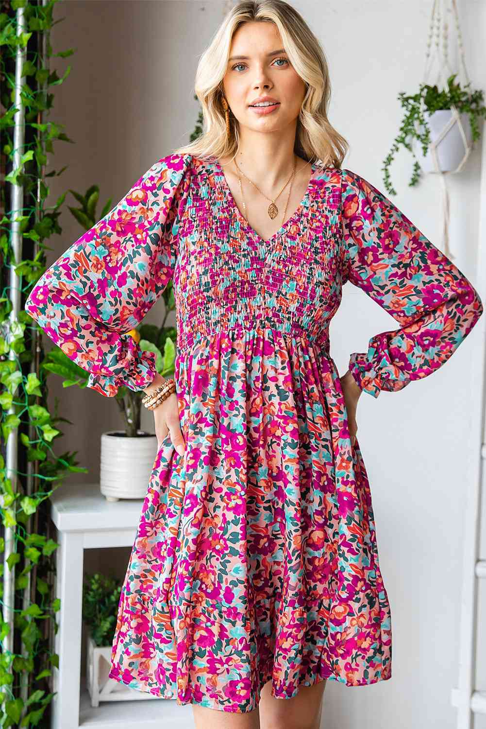 Robe fleurie smockée à col en V et manches volantées