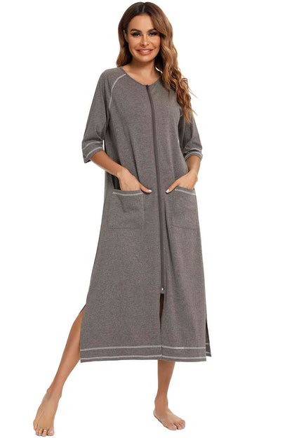 Robe de nuit zippée à col rond et fente avec poches