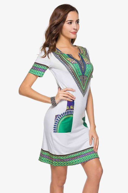 Minivestido estampado de manga corta con cuello con muescas y tamaño completo