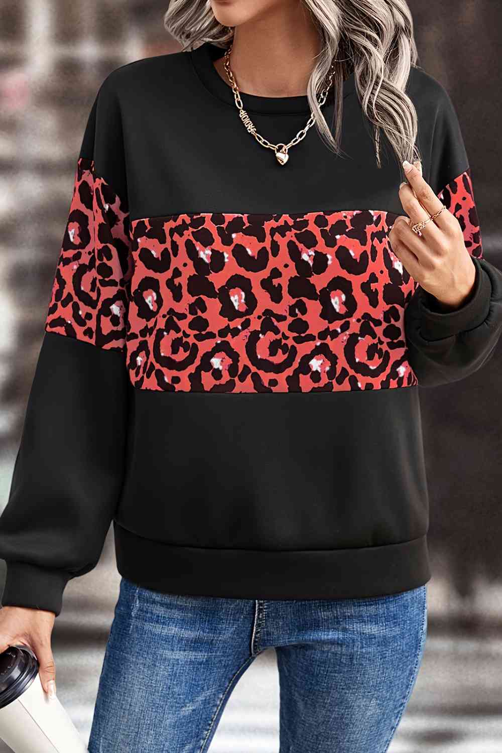 Sudadera con hombros caídos y estampado de leopardo