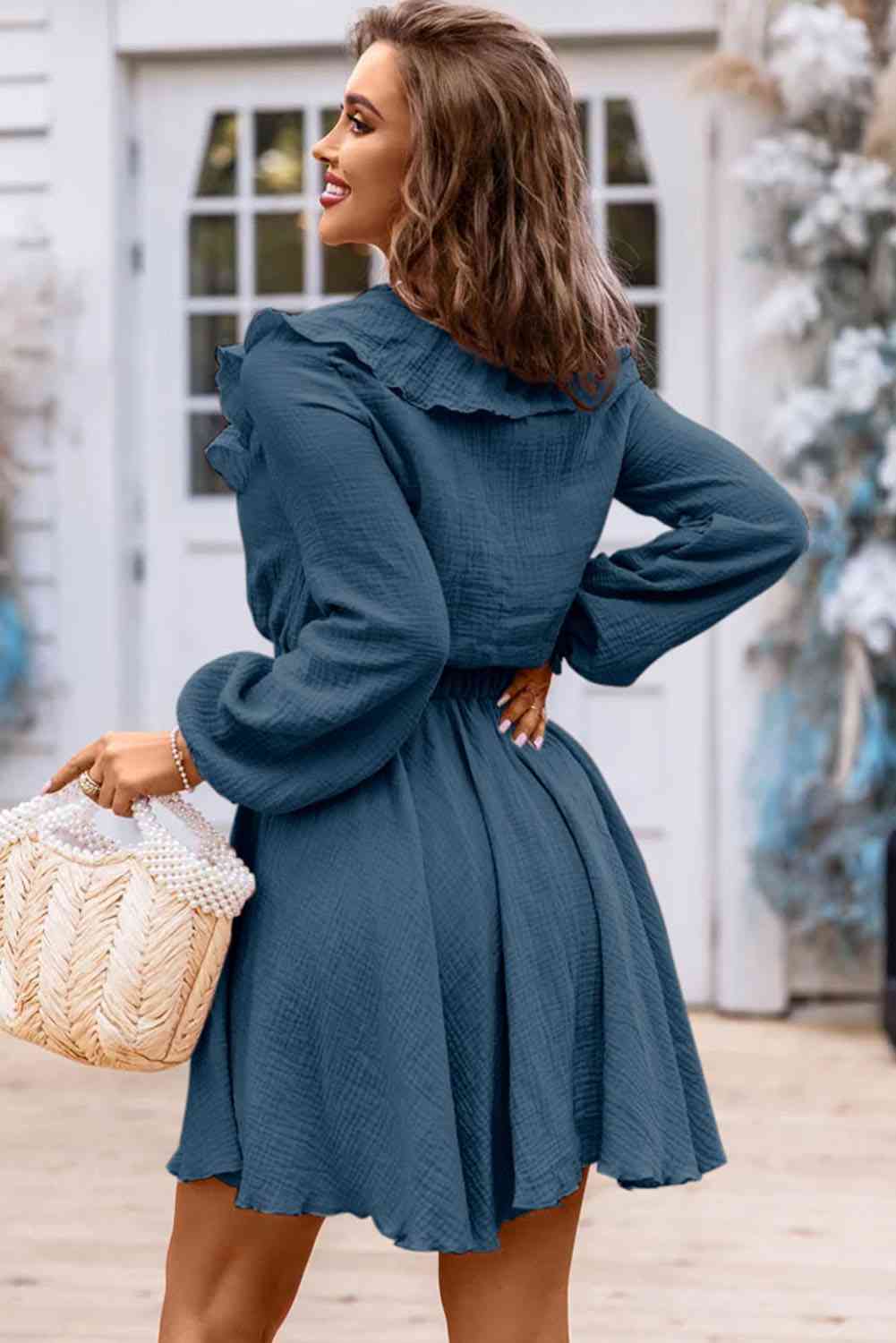 Mini-robe à manches longues et col en V avec bordure à volants