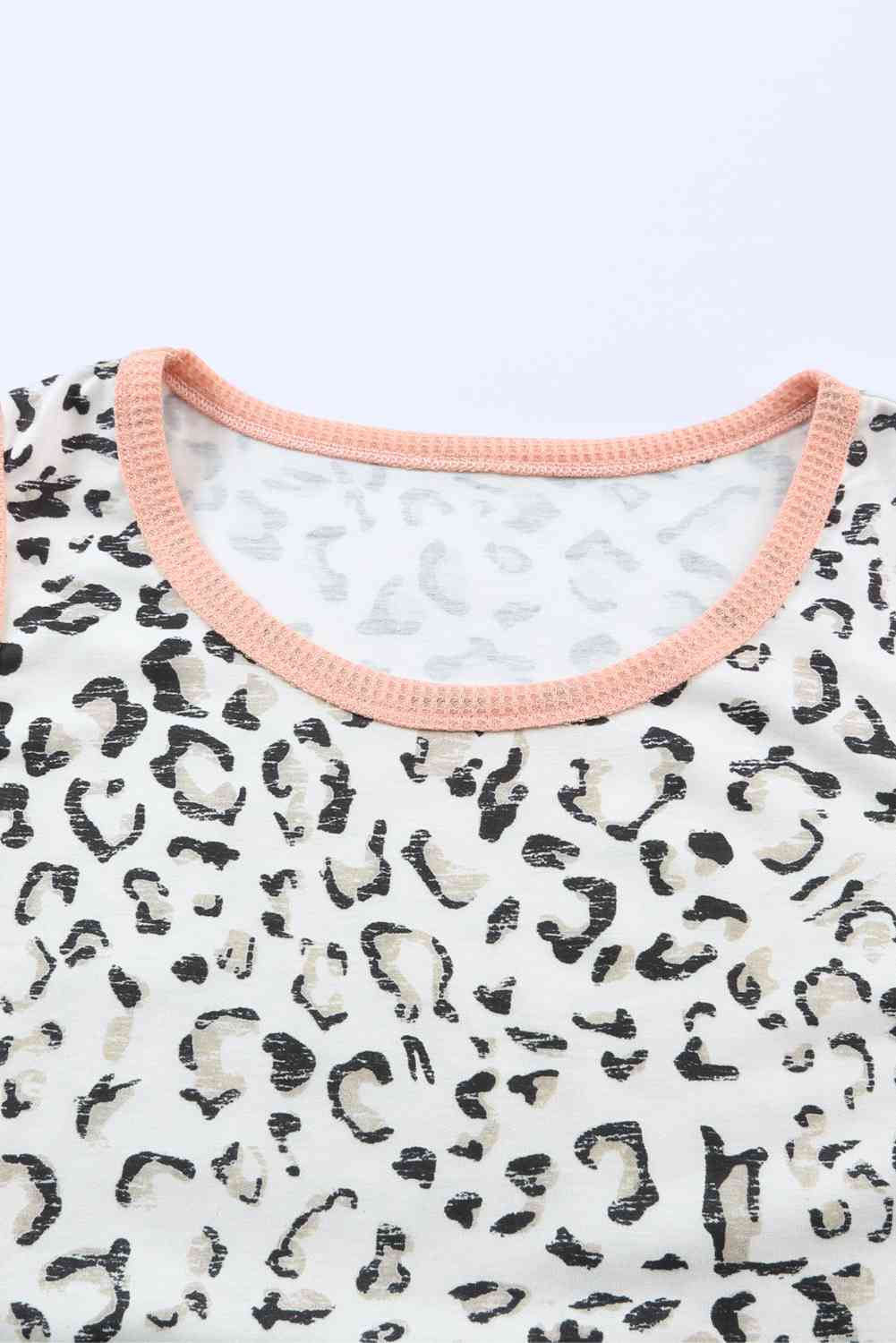 Camiseta sin mangas con cuello redondo y leopardo