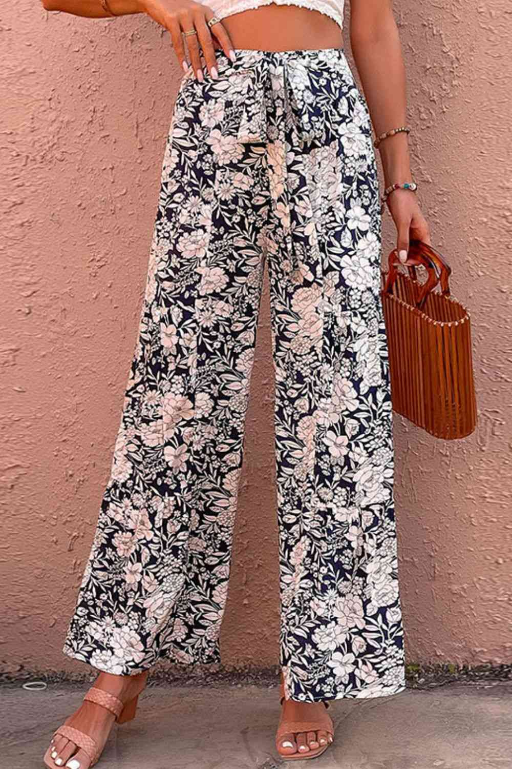 Pantalones anchos con cinturón floral