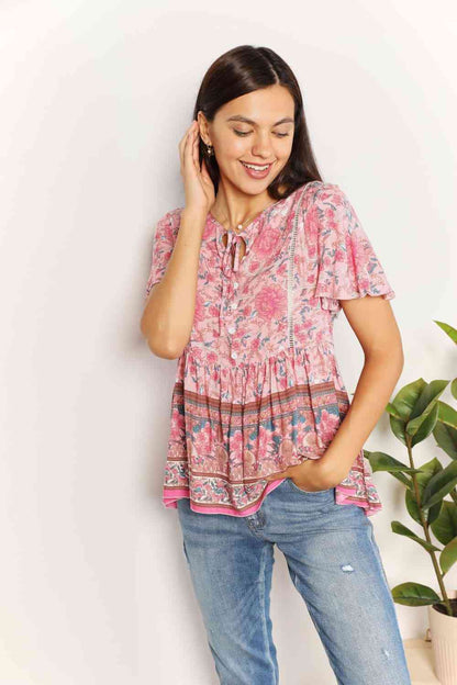 Blusa peplum con cuello anudado y botones decorativos bohemios de Double Take