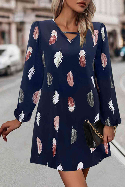 Vestido con cuello en V y estampado de plumas