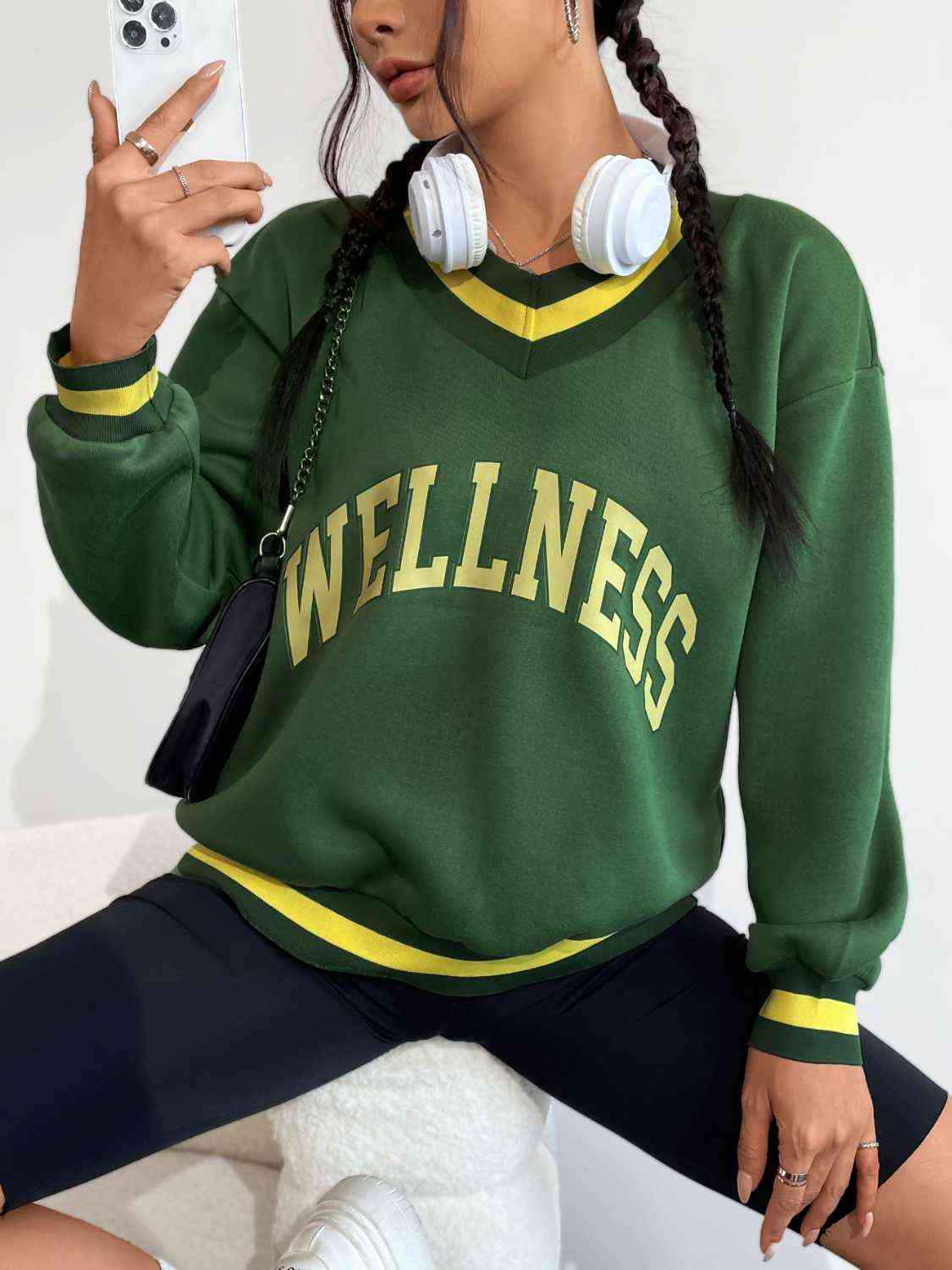 Sudadera con cuello en V y gráfico WELLNESS