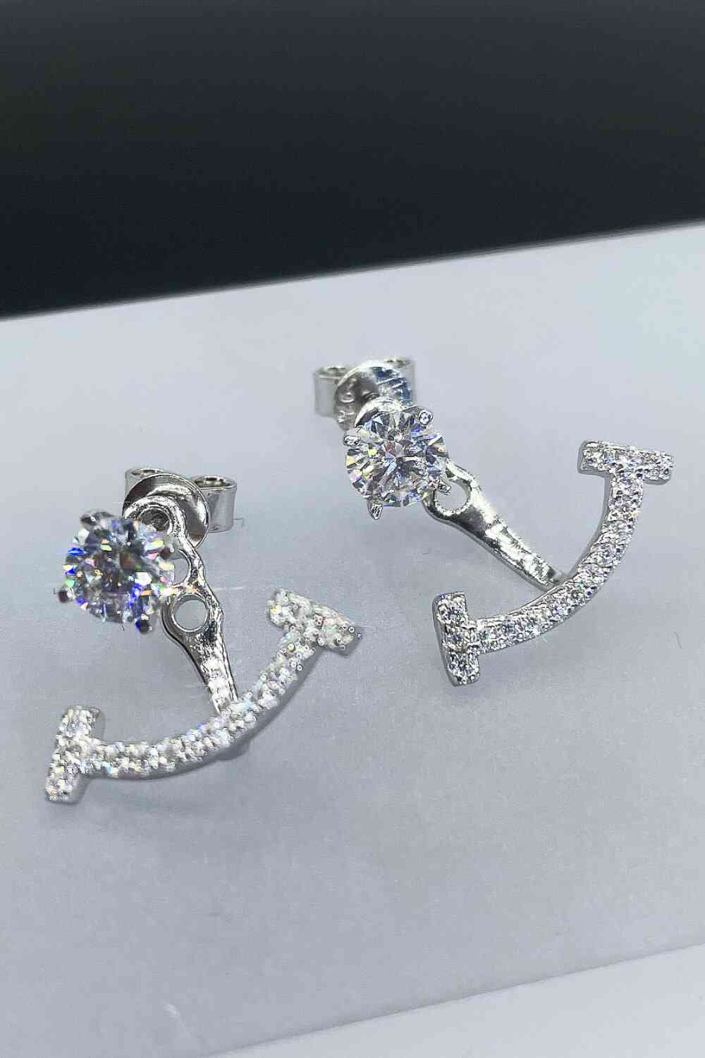 Deux façons de porter des boucles d'oreilles Moissanite