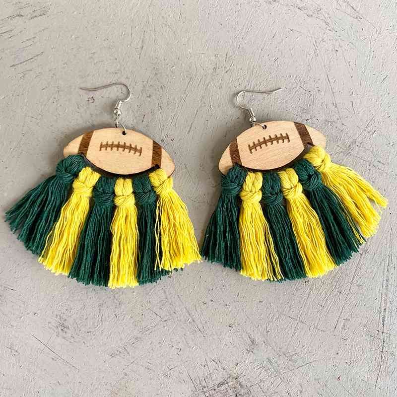 Boucles d'oreilles pendantes en bois en forme de football avec détails de franges