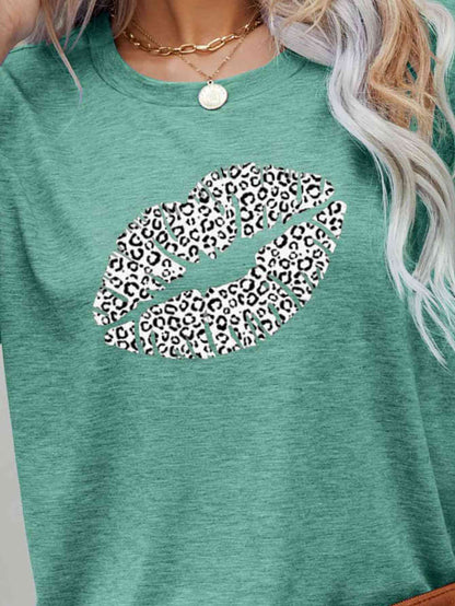 Camiseta con cuello redondo y estampado de labios de leopardo