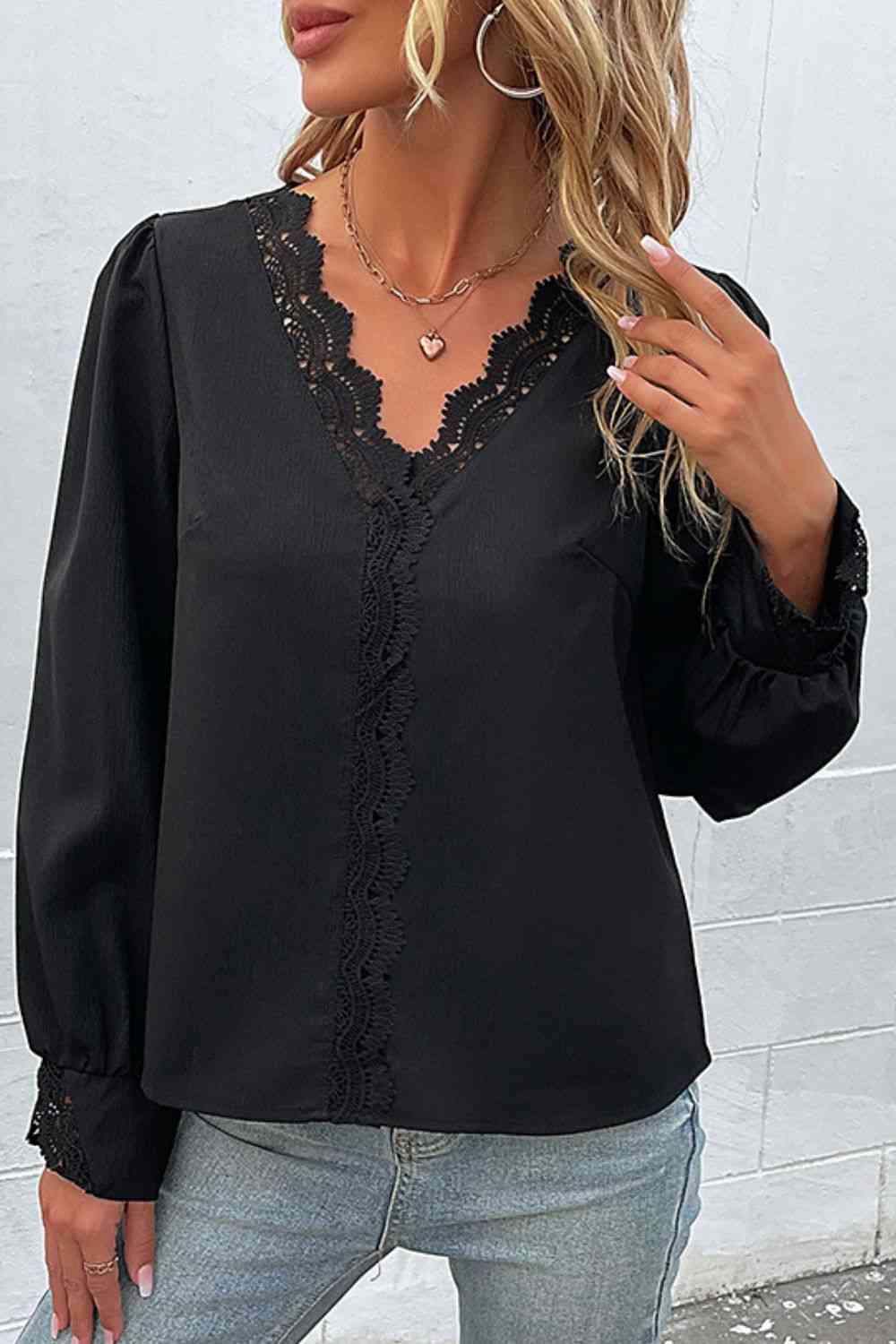 Blusa con cuello en V y mangas abullonadas con ribete de encaje festoneado