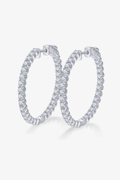 Boucles d'oreilles Huggie en moissanite plaquées platine