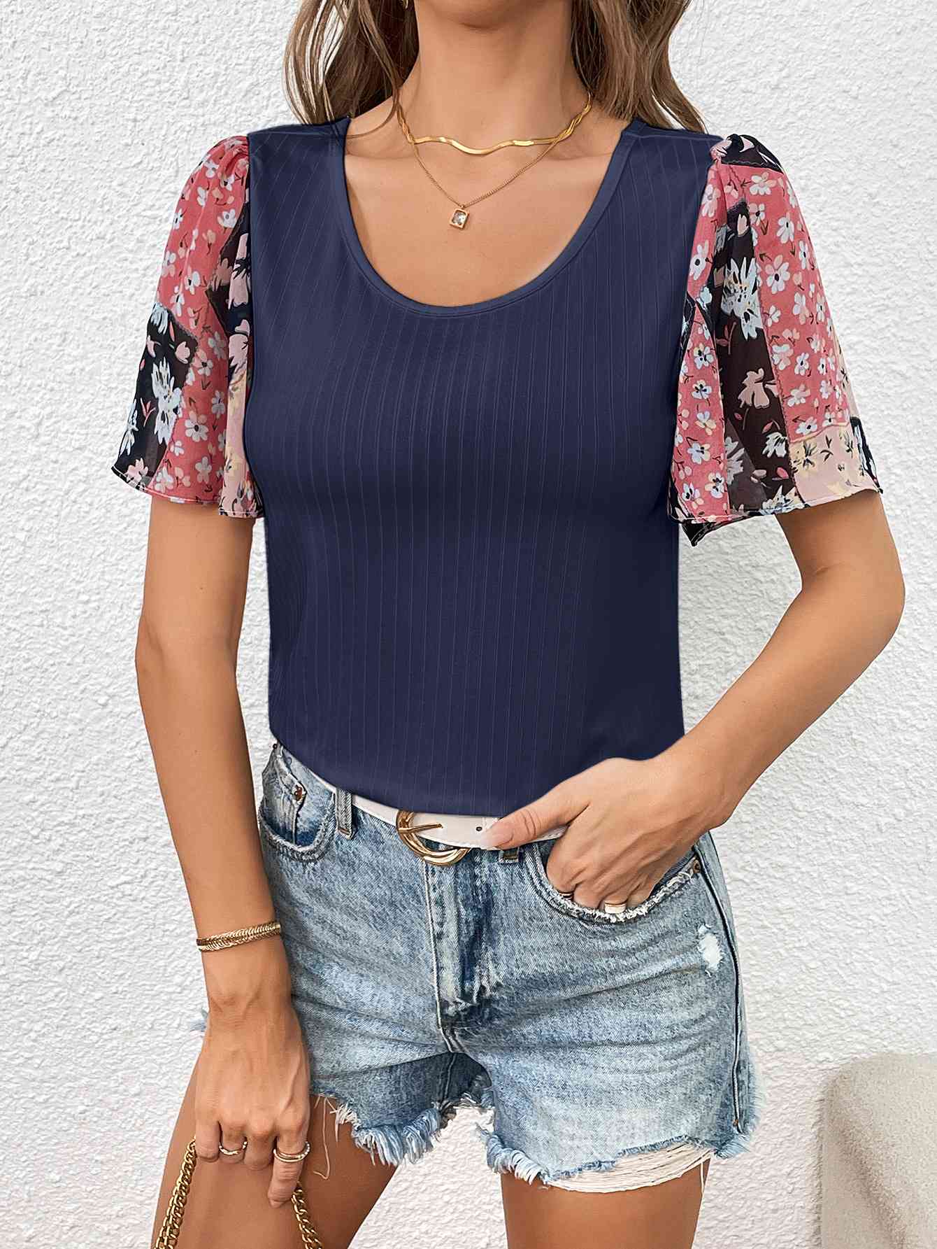 Camiseta estampada con cuello redondo y manga abullonada