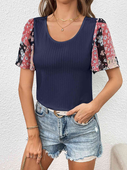 Camiseta estampada con cuello redondo y manga abullonada