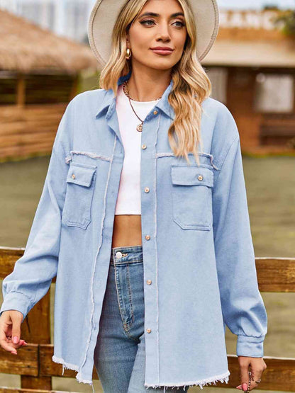 Top denim con cuello abotonado y dobladillo sin rematar