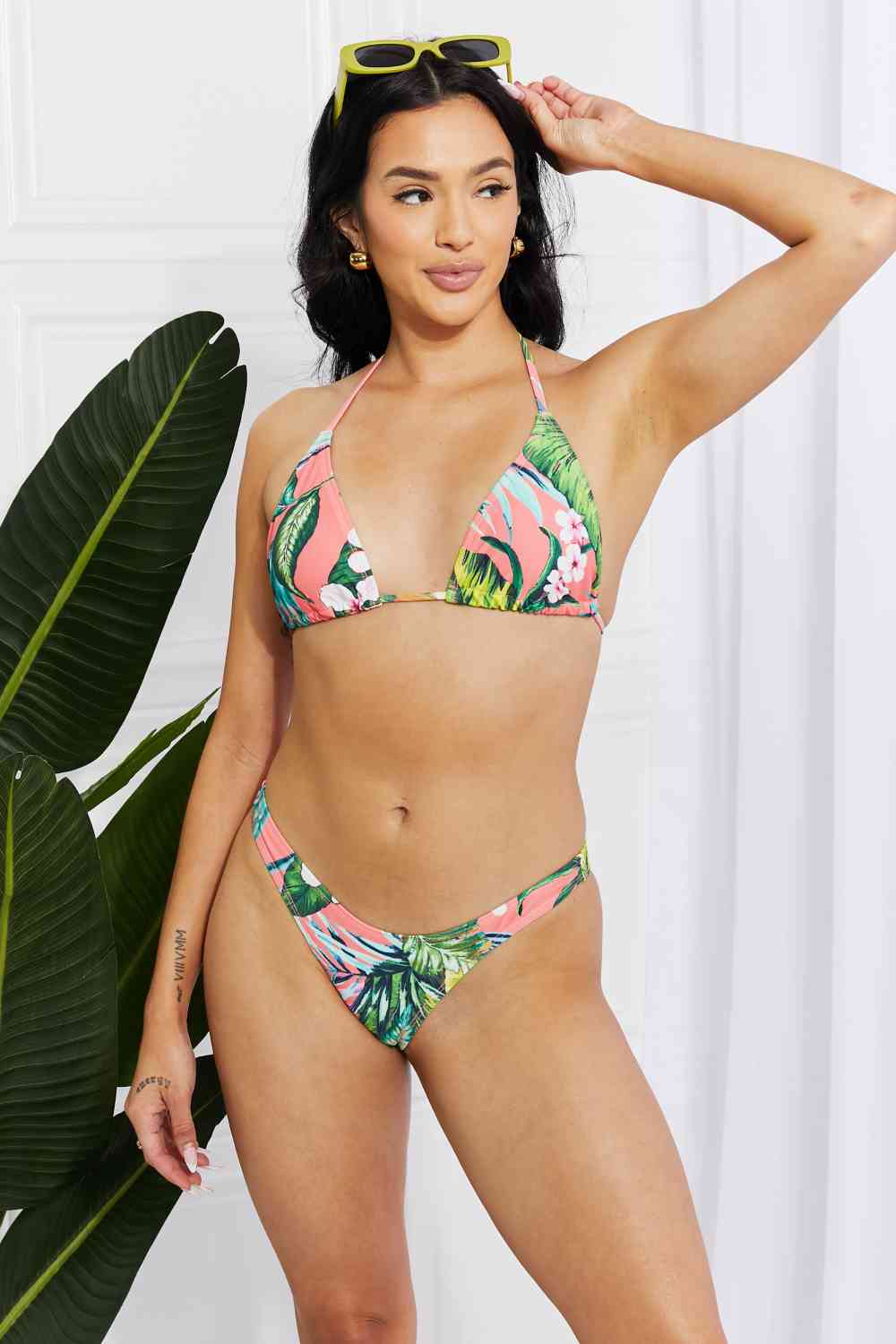 Marina West Swim Paradise attend un ensemble bikini triangle et paréo
