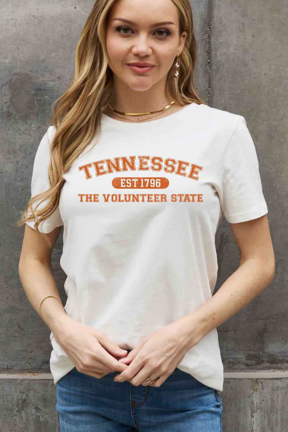 Camiseta de algodón con gráfico THE VOLUNTEER STATE de tamaño completo de Simply Love TENNESSEE EST 1796