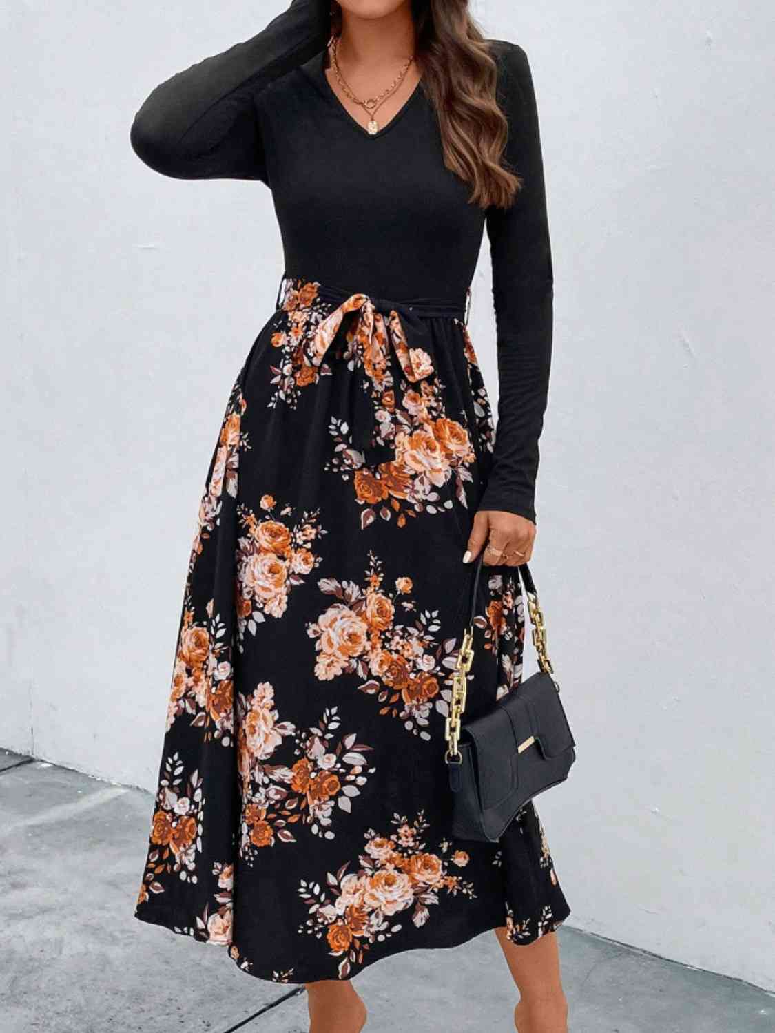 Vestido floral de manga larga con cuello en V